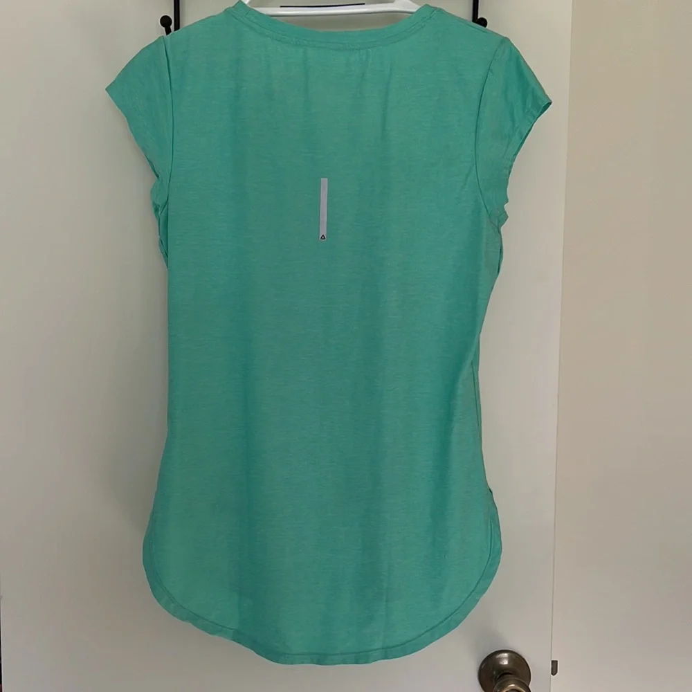 Bundle of rebook shirts like new! - Picture 4 of 6